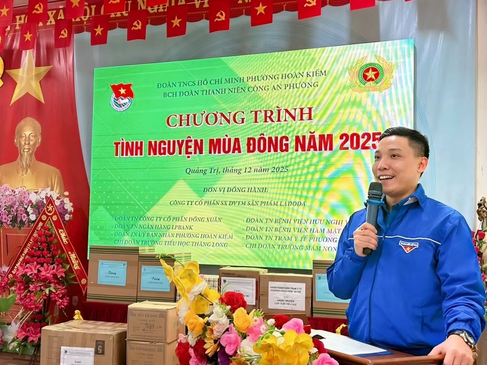 Đồng chí Đặng Thanh Tú, UVBTV Thành Đoàn Hà Nội, Đảng uỷ viên, Phó Chủ tịch UBMTTQ phường, Bí thư Đoàn phường phát biểu